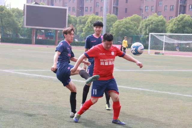 一张签约照里的两条命运线